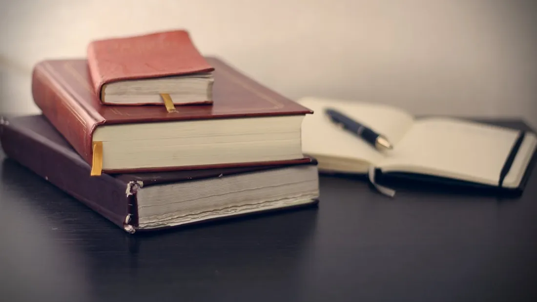 Textos jurídicos y documentos de trabajo sobre un escritorio