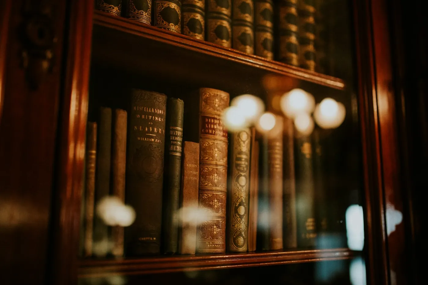 Biblioteca jurídica clásica con tomos encuadernados